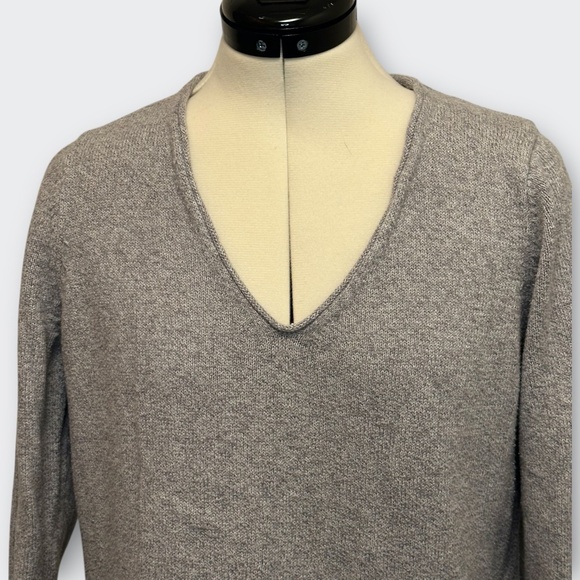 OLD NAVY Gray V-Neck Sweater L Marled Cotton Minimalist Quiet Luxury Casual Chic - Picture 4 of 9